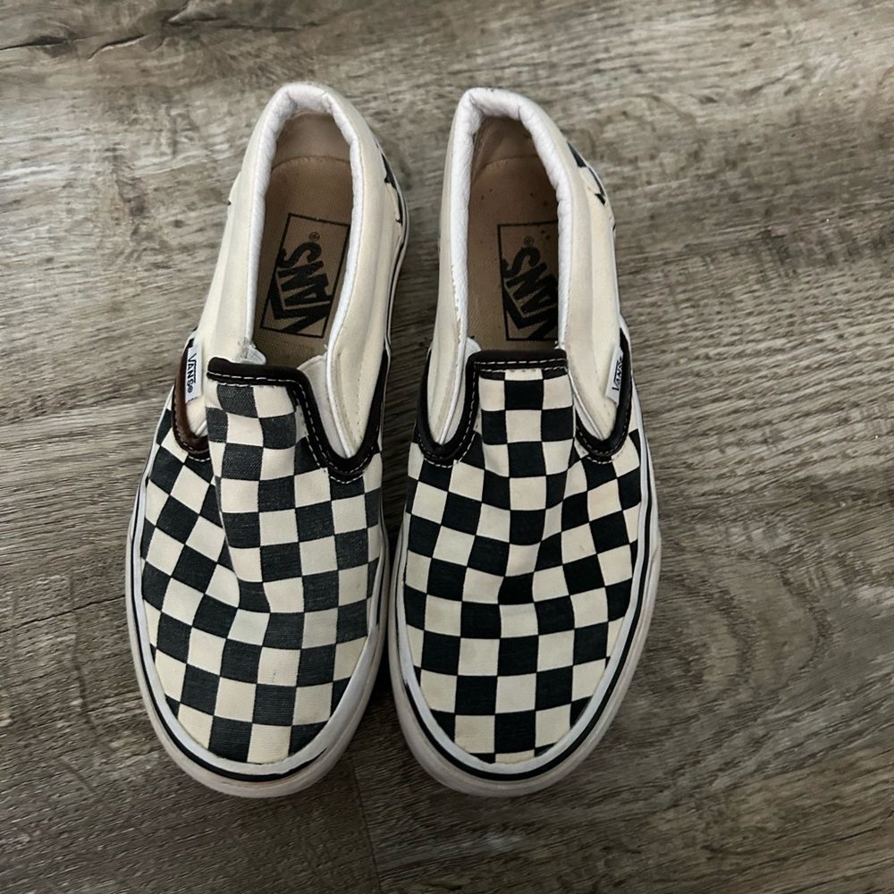 Women’s Black/White Checkered Vans (SIZE 5.5 W US) 🩷